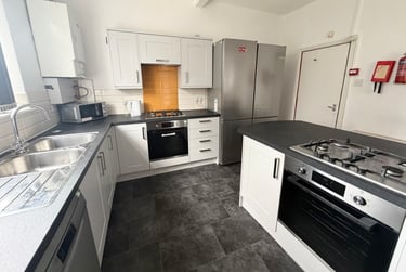 8 bed house, Ladybarn Lane, Fallowfield, Manchester, M146NG - Image 1