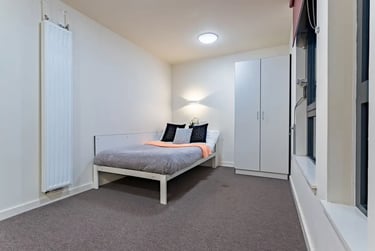 Deluxe En Suite at Powis Place, 2 Powis Place, Old Aberdeen, Aberdeen, AB253TX - Image 1