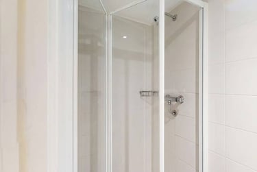 Classic En-suite - Image 4