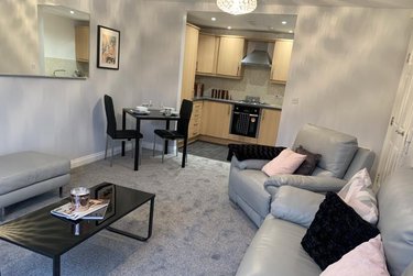 2 bed flat, 28 Old Oak Drive, West park, Leeds, LS165HB - Image 1