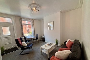 2 bed house, Harold Road, Hyde Park, Leeds, LS61PR - Image 1