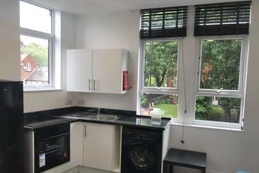 1 bed studio, 1 Norwood Terrace, Hyde Park, Leeds, LS61EA - Image 1