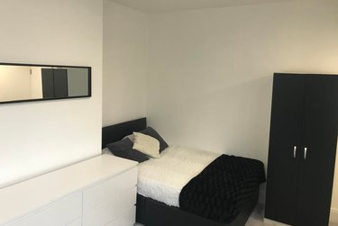 1 bed studio, 1 Norwood Terrace, Hyde Park, Leeds, LS61EA - Image 2