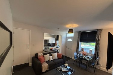 2 bed house, Station Parade, Kirkstall, Leeds, LS53HG - Image 1