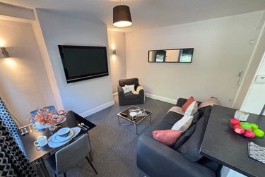 2 bed house, Station Parade, Kirkstall, Leeds, LS53HG - Image 2