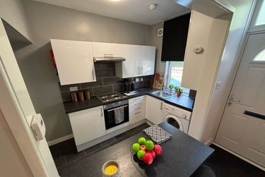 2 bed house, Station Parade, Kirkstall, Leeds, LS53HG - Image 3