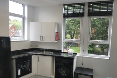 1 bed studio, 1 Norwood Terrace, Hyde Park, Leeds, LS61EA - Image 1