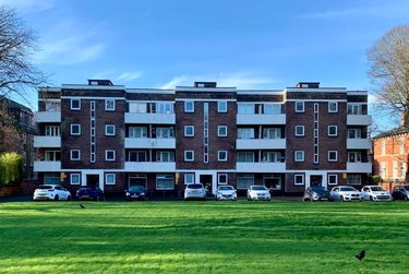1 bed studio, Cumberland Court, Burley, Leeds, LS63BN - Image 1