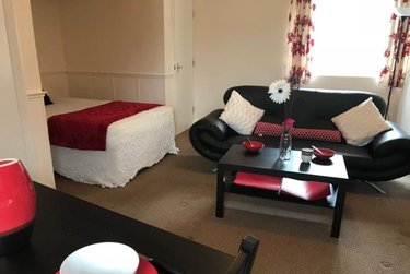 1 bed studio, Cumberland Court, Burley, Leeds, LS63BN - Image 3