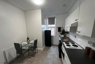2 bed flat, Cardigan Road, Burley, Leeds, LS61LU - Image 3
