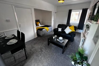 1 bed studio, Cumberland Court, Burley, Leeds, LS63BN - Image 1