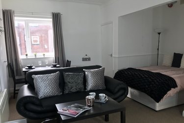 1 bed studio, Cumberland Court, Burley, Leeds, LS63BN - Image 1
