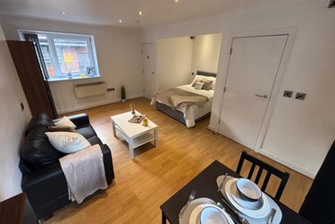 1 bed studio, Cumberland Court, Burley, Leeds, LS63BN - Image 1