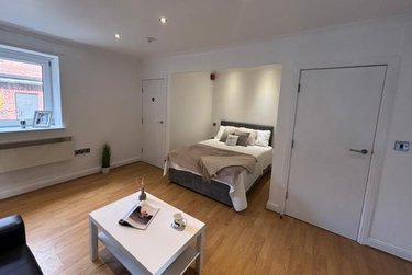1 bed studio, Cumberland Court, Burley, Leeds, LS63BN - Image 2