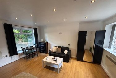 1 bed studio, Cumberland Court, Burley, Leeds, LS63BN - Image 3