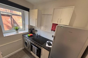 1 bed studio, Cumberland Court, Burley, Leeds, LS63BN - Image 5