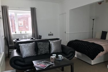 1 bed studio, Cumberland Court, Burley, Leeds, LS63BN - Image 1