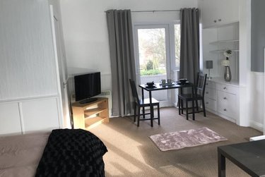 1 bed studio, Cumberland Court, Burley, Leeds, LS63BN - Image 2