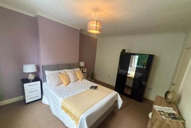 2 bed house, Station Parade, Kirkstall, Leeds, LS53HG - Image 1