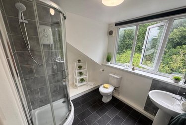 2 bed house, Station Parade, Kirkstall, Leeds, LS53HG - Image 5