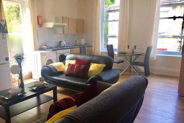 2 bed flat, Ridgeway House, Rampart Road, Leeds, LS62DZ - Image 1