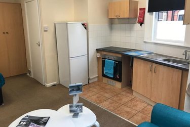 1 bed studio, 1 Norwood Terrace, Hyde Park, Leeds, LS61EA - Image 5