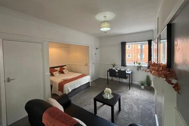 1 bed studio, Cumberland Court, Burley, Leeds, LS63BN - Image 1