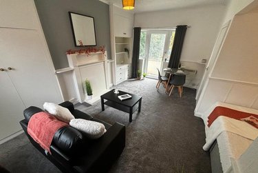 1 bed studio, Cumberland Court, Burley, Leeds, LS63BN - Image 2