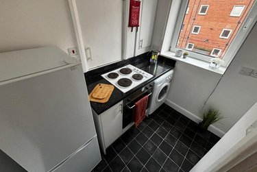 1 bed studio, Cumberland Court, Burley, Leeds, LS63BN - Image 3
