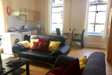 2 bed flat, Ridgeway House, Rampart Road, Leeds, LS62DZ - Image 1