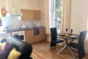 2 bed flat, Ridgeway House, Rampart Road, Leeds, LS62DZ - Image 2