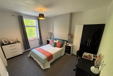 2 bed house, Station Parade, Kirkstall, Leeds, LS53HG - Image 1
