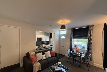 2 bed house, Station Parade, Kirkstall, Leeds, LS53HG - Image 2