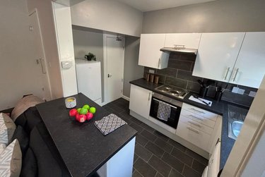 2 bed house, Station Parade, Kirkstall, Leeds, LS53HG - Image 3