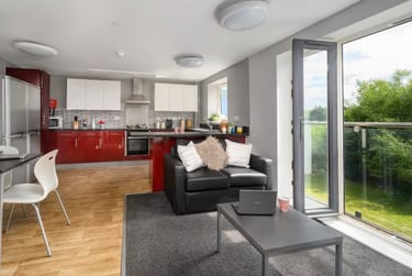 4 Bedroom Apartment – Classic Room - Image 2