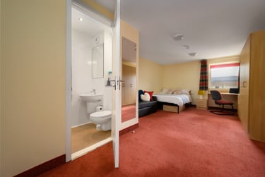 6 Bedroom Apartment – Deluxe - Image 1