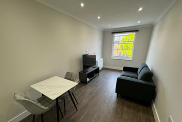 1 bed flat, Salisbury Road, Victoria Park, Leicester, LE17QR - Image 1