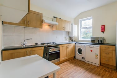 6 bed flat, Bristol Road, Selly Oak, Birmingham, B296AU - Image 1