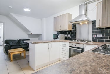 6 bed house, Dawlish Road, Selly Oak, Birmingham, B297AE - Image 1