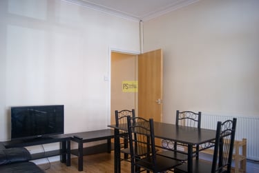 3 bed house, Dawlish Road, Selly Oak, Birmingham, B297AR - Image 2