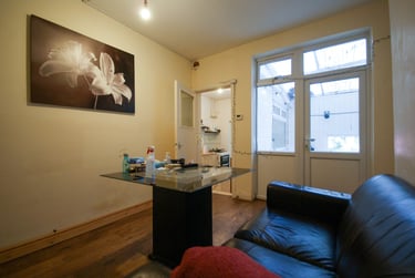2 bed flat, Pershore Road, Selly Park, Birmingham, B297NJ - Image 2
