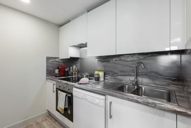 Gold En-suite - Image 16
