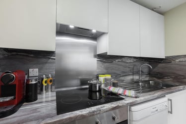 Gold En-suite - Image 17
