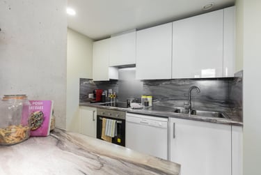 Gold En-suite - Image 18