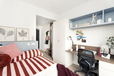 5 Bed Ensuite - Courtyard View - Image 1