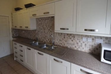 8 bed house, Burley Road, Hyde Park, Leeds, LS31JP - Image 2