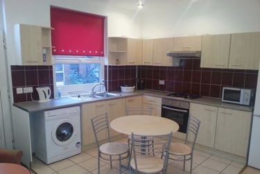 4 bed house, Harold Grove, Hyde Park, Leeds, LS61PH - Image 1