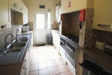 8 bed house, Burley Road, Hyde Park, Leeds, LS31JP - Image 1