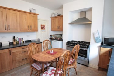 3 bed house, Spring Grove Walk, Burley, Leeds, LS61RR - Image 1