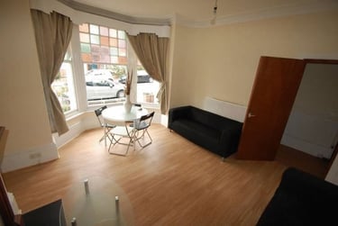 6 bed house, St. Michaels Terrace, Headingley, Leeds, LS63BQ - Image 1